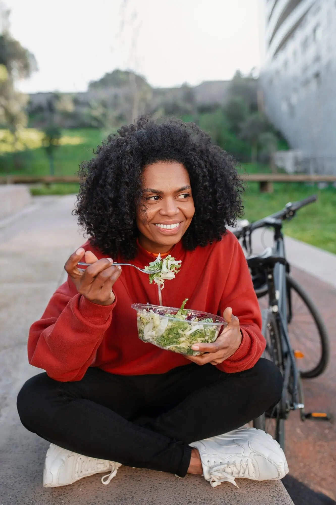 Person, die ein emissionsfreies Verkehrsmittel nutzt, um sich in der Stadt fortzubewegen.
