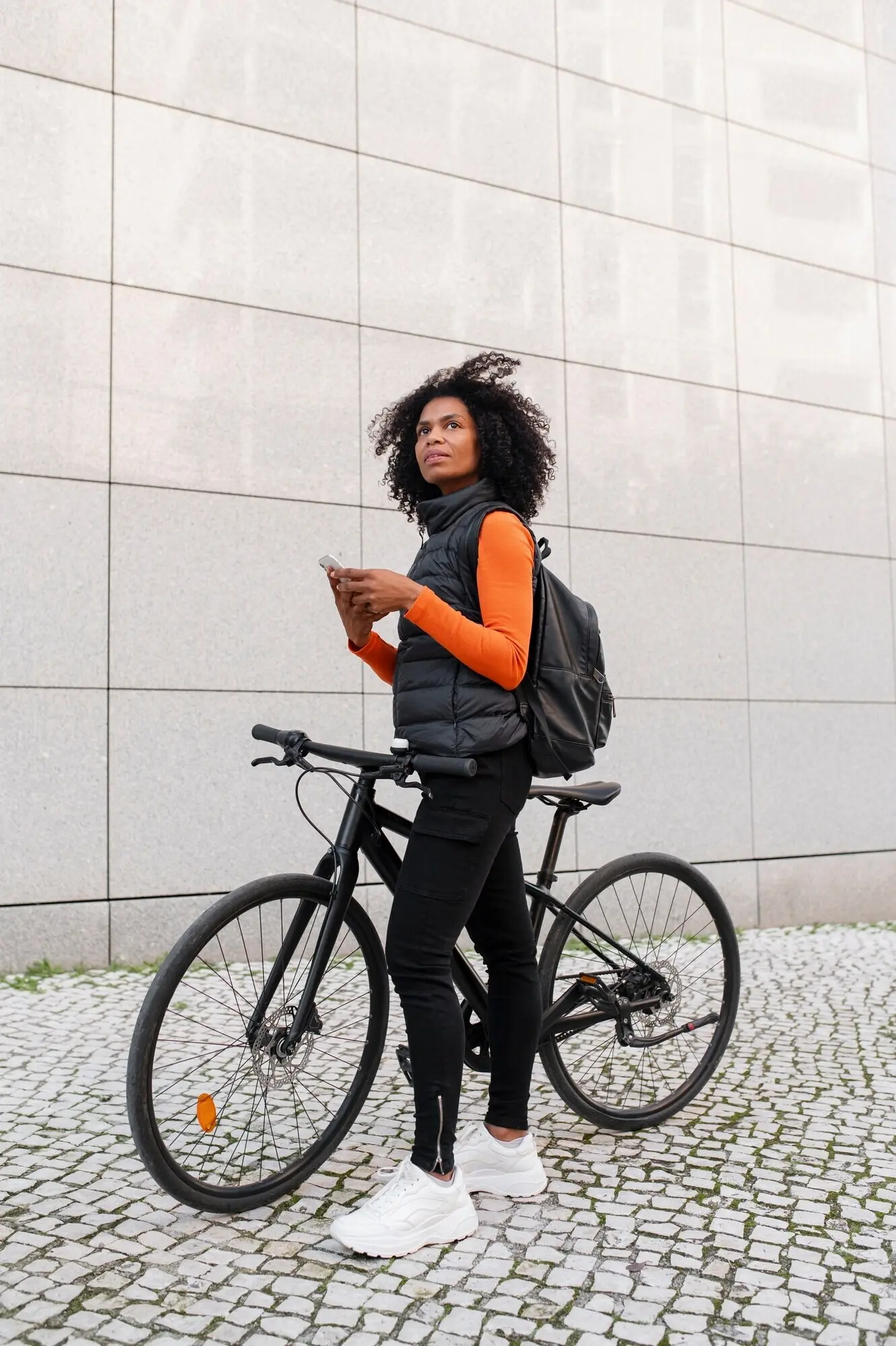 Person, die ein emissionsfreies Verkehrsmittel nutzt, um sich in der Stadt fortzubewegen.